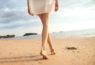 belles jambes d'une femme déambulant sur la plage